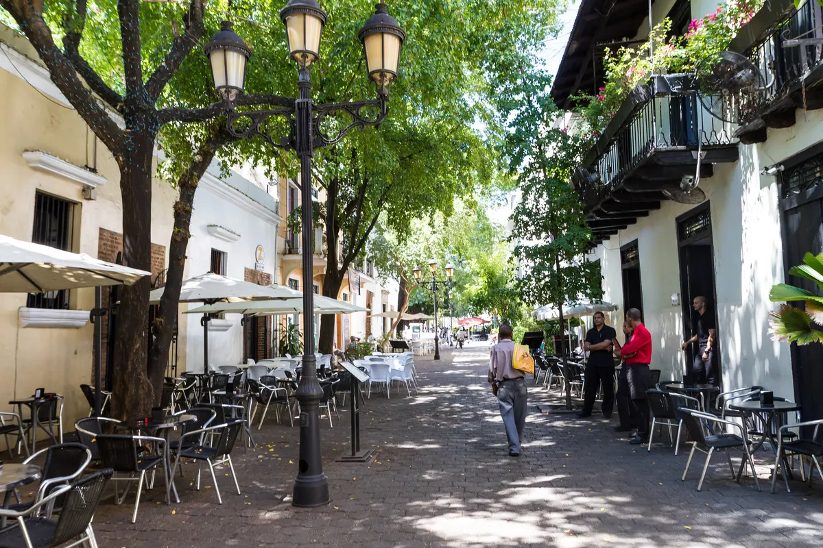 Café tables along Calle El Conde