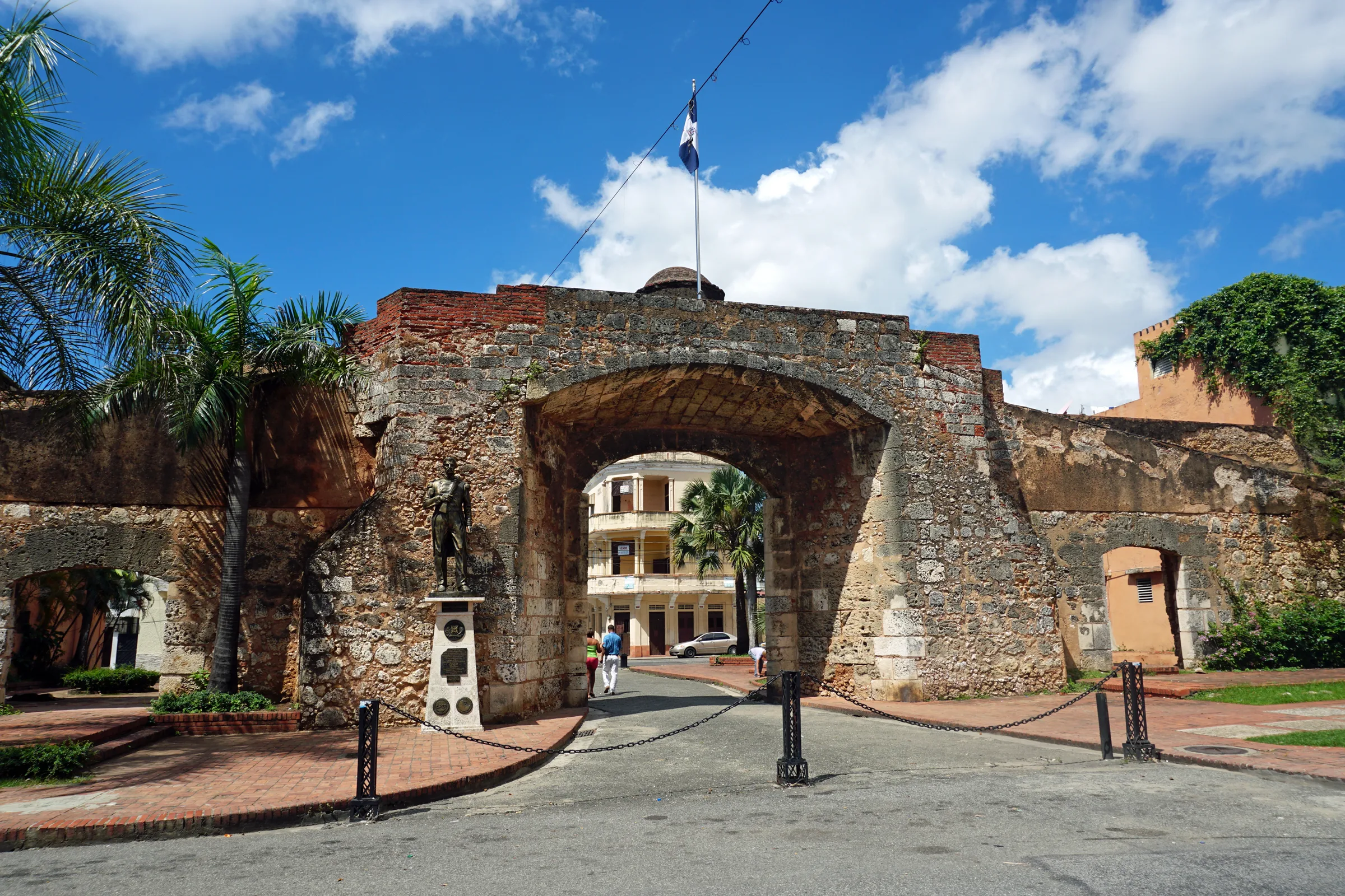 The stone arch of the Puerta de la Misericordia