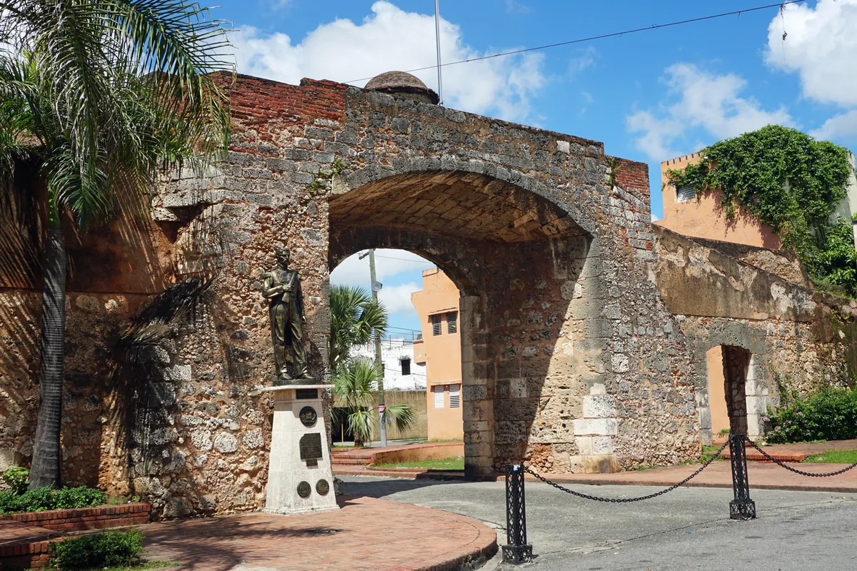 The stone arch of the Puerta de la Misericordia in the old city wall